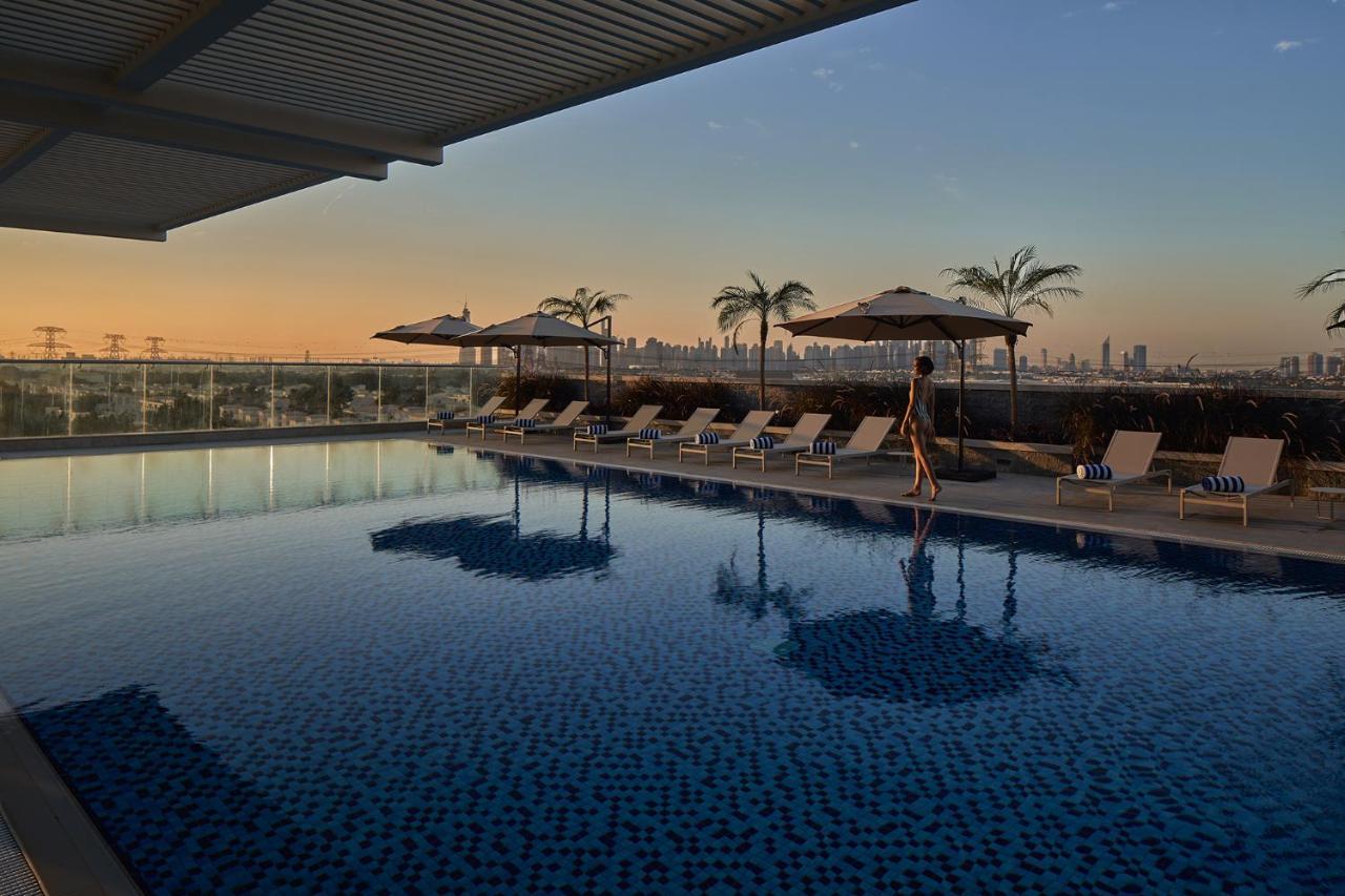 Movenpick Jumeirah Village Triangle Dubaj Kültér fotó The rooftop pool at the hotel