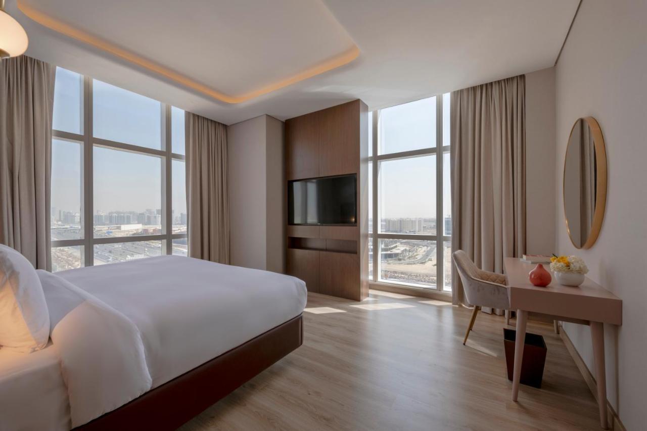 Movenpick Jumeirah Village Triangle Dubaj Kültér fotó A bedroom at the hotel