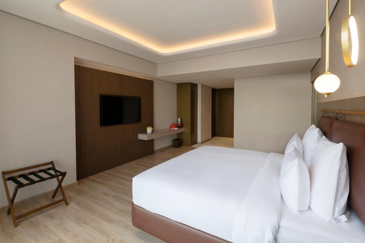 Movenpick Jumeirah Village Triangle Dubaj Kültér fotó A bedroom at the hotel