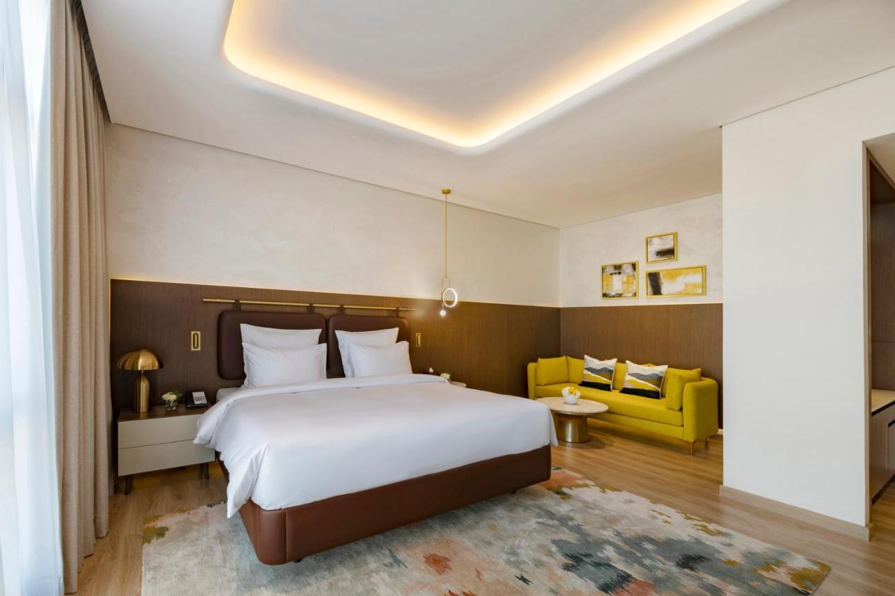 Movenpick Jumeirah Village Triangle Dubaj Kültér fotó A bedroom at the hotel