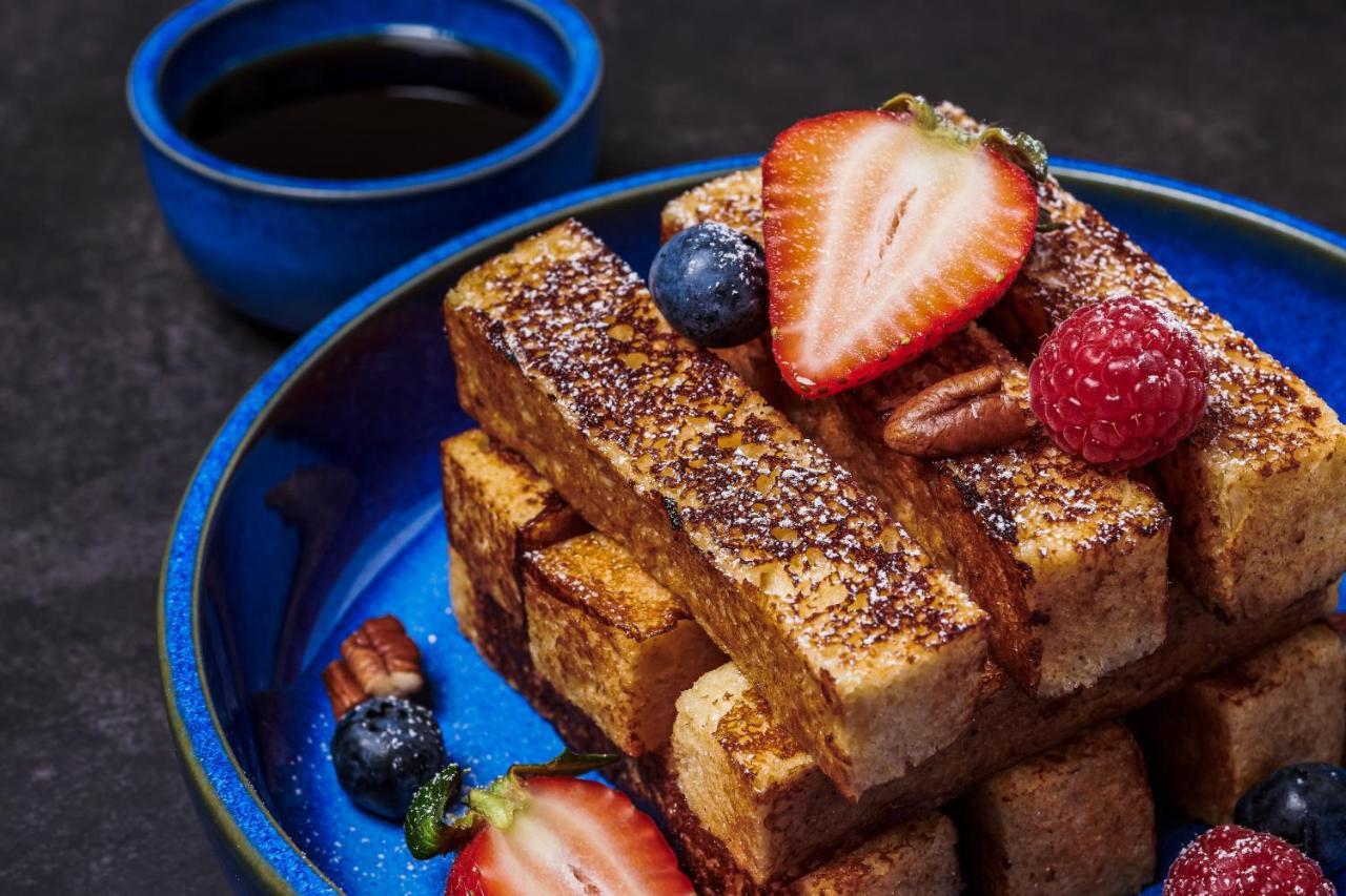 Movenpick Jumeirah Village Triangle Dubaj Kültér fotó French toast