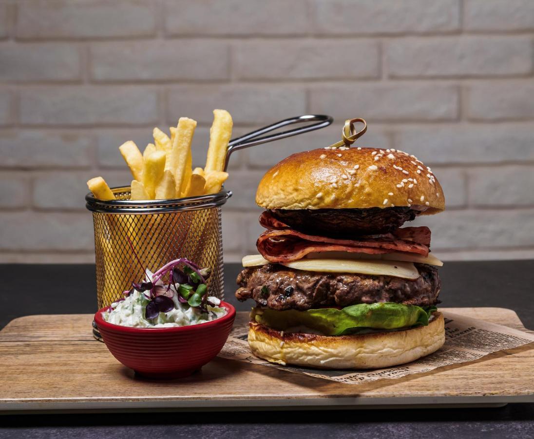 Movenpick Jumeirah Village Triangle Dubaj Kültér fotó A hamburger with chips
