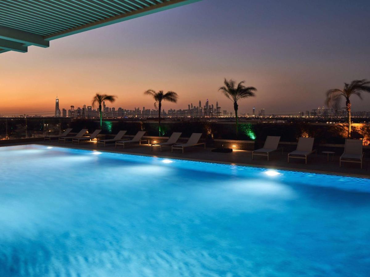 Movenpick Jumeirah Village Triangle Dubaj Kültér fotó The swimming pool at the hotel