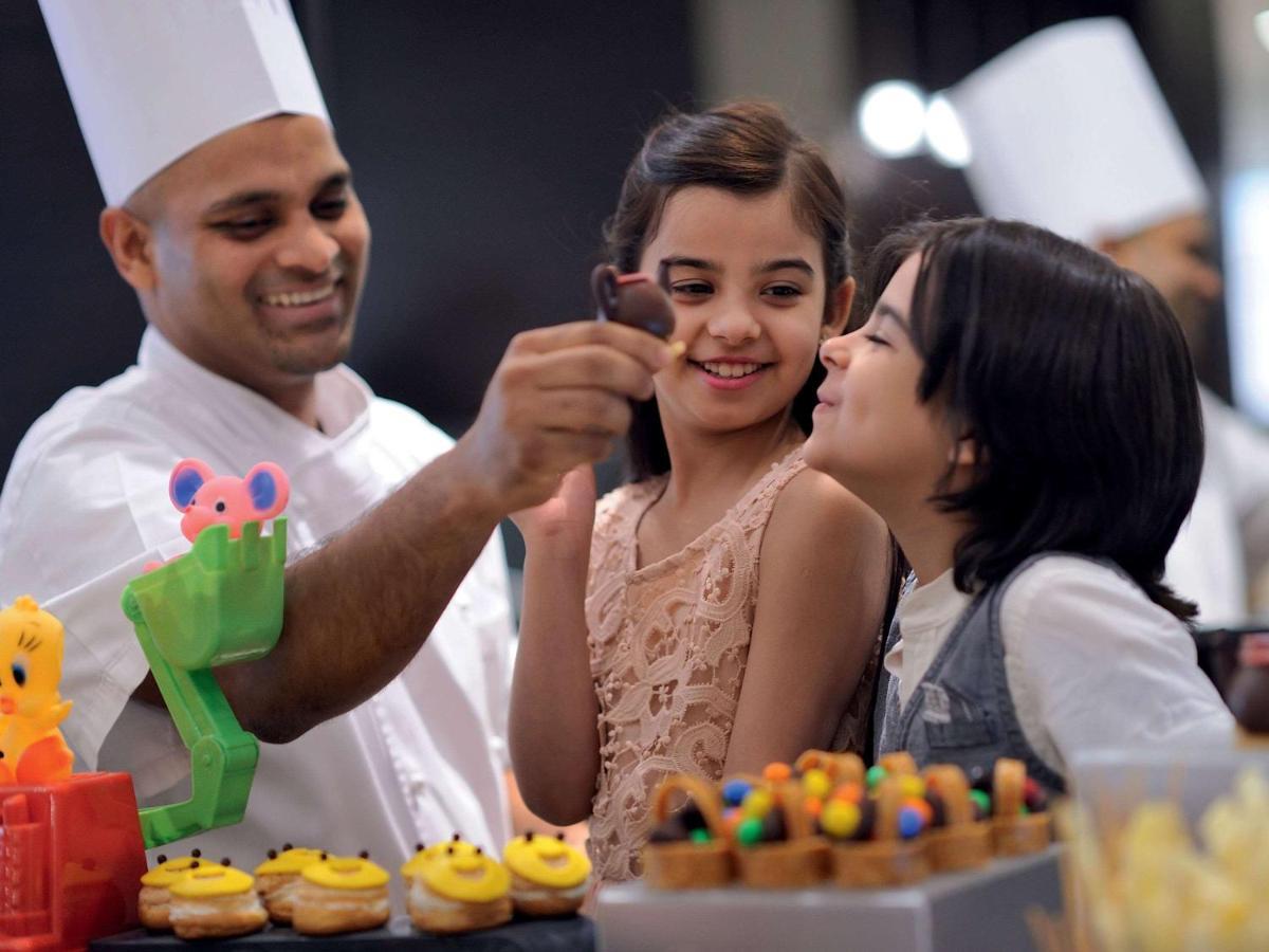 Movenpick Jumeirah Village Triangle Dubaj Kültér fotó A pastry chef at work