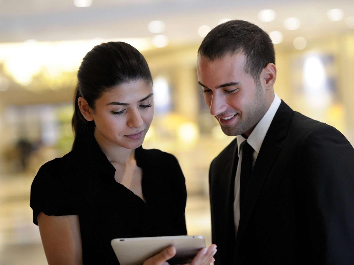 Movenpick Jumeirah Village Triangle Dubaj Kültér fotó Concierge