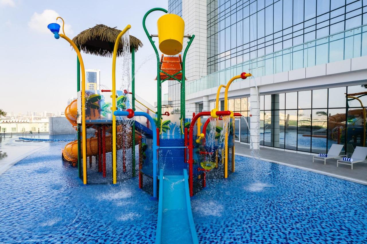 Movenpick Jumeirah Village Triangle Dubaj Kültér fotó A water park in Dubai