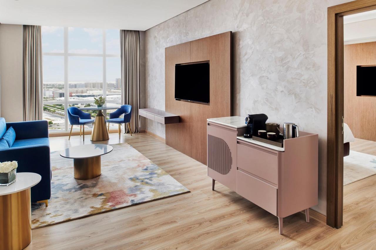 Movenpick Jumeirah Village Triangle Dubaj Kültér fotó A suite at the hotel