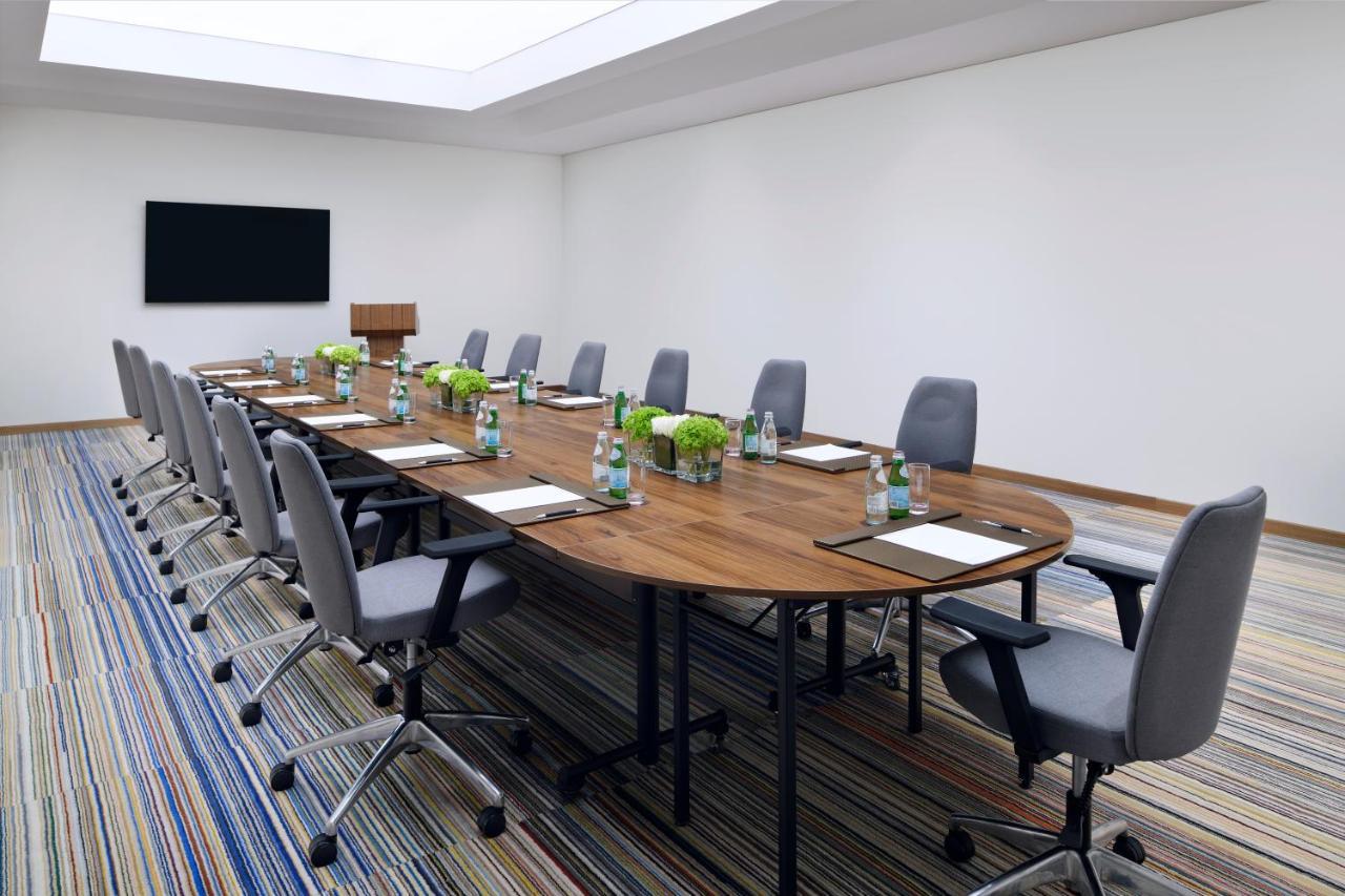 Movenpick Jumeirah Village Triangle Dubaj Kültér fotó A boardroom