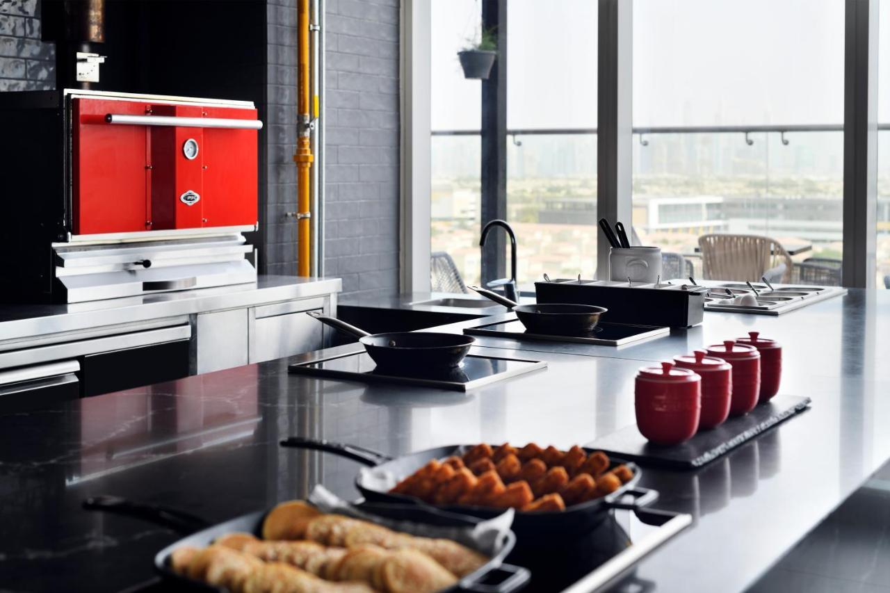 Movenpick Jumeirah Village Triangle Dubaj Kültér fotó A commercial kitchen