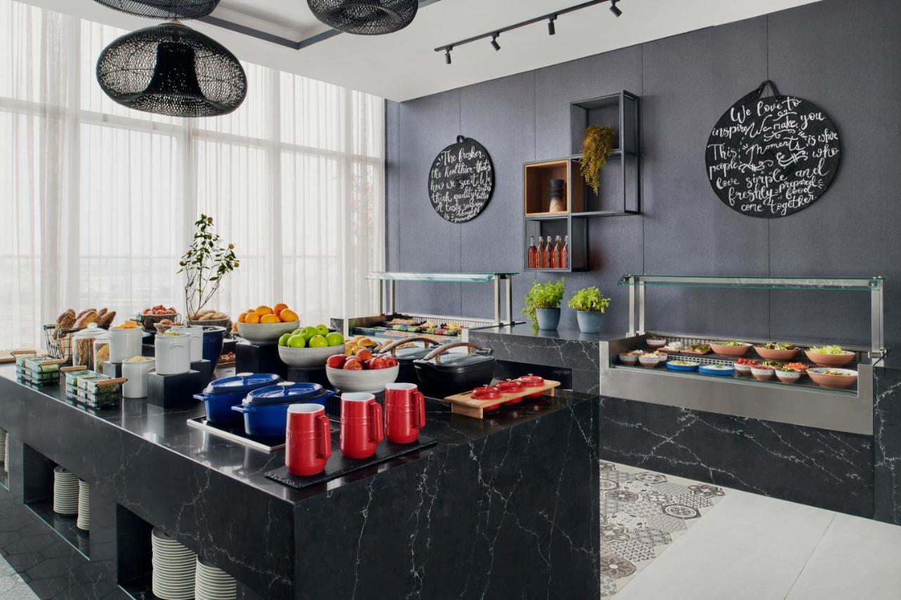 Movenpick Jumeirah Village Triangle Dubaj Kültér fotó A buffet at a hotel